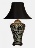 Stolní lampa s jemným květinovým vzorem na černomodrém podkladu